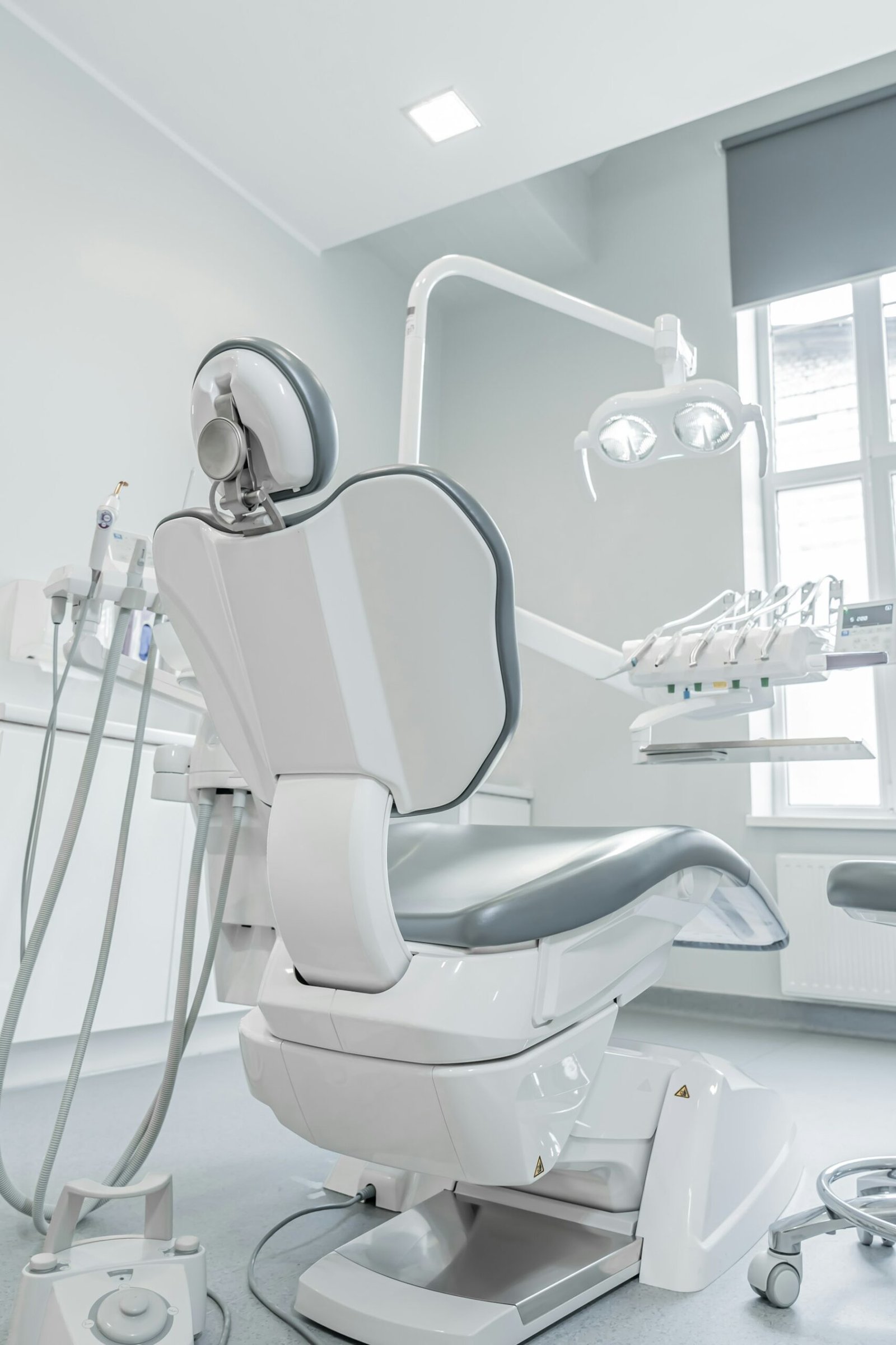 Karrige dentare në kabinet të ndriçuar